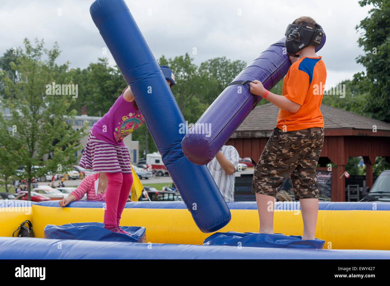Zwei Kinder Spaß Ritterturniere mit Schutzpolster am Canada Day Festival in Cannington, Ontario Kanada Stockfoto