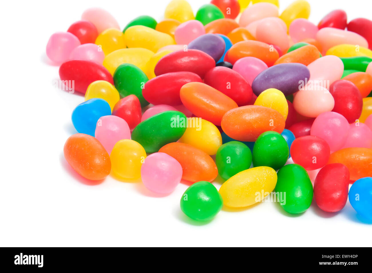 Nahaufnahme von einem Haufen von Gummibärchen in verschiedenen Farben auf weißem Hintergrund Stockfoto