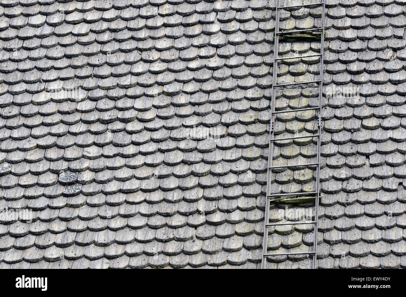 Kirchendach bedeckt mit Holzschindeln und Treppen Stockfoto