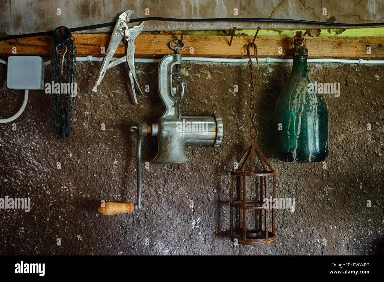 alte Dinge an der Wand im Schrank, Schleifer, Flasche: HDR Bild Stockfoto