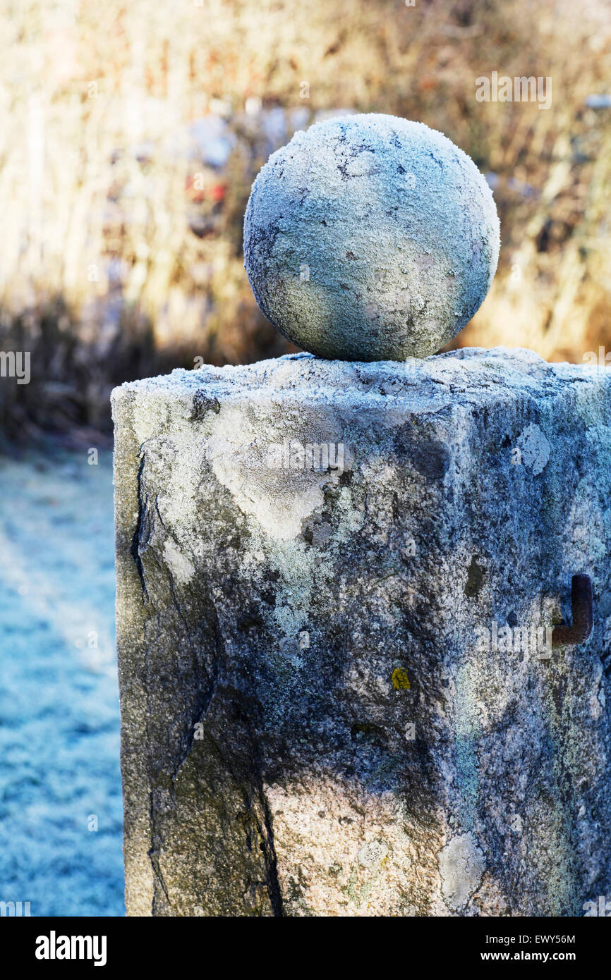 Granit Kugel auf einem Sockel mit Frost, vertikale bedeckt Stockfoto