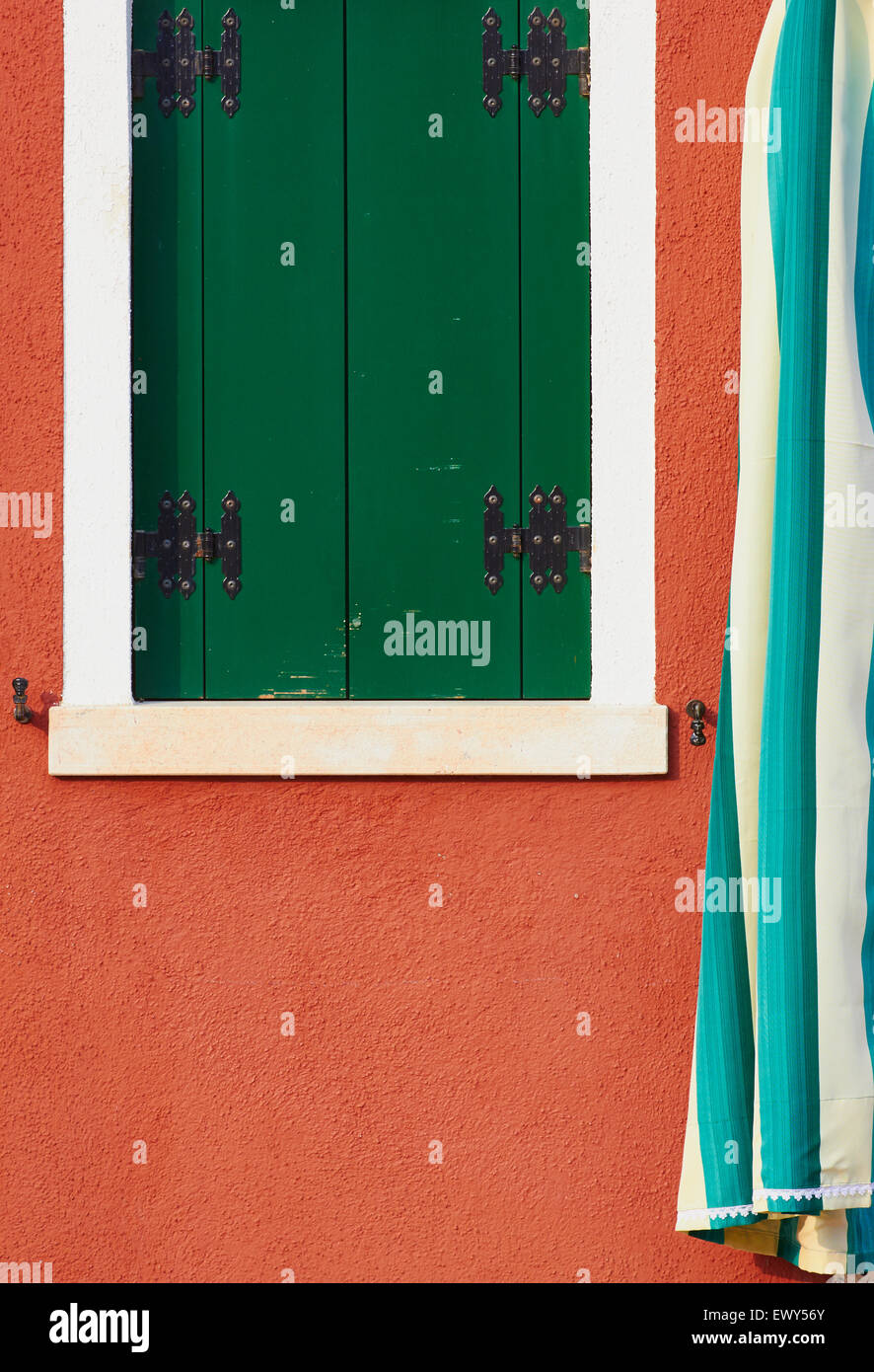 Wand-Fensterläden und gestreiften Vorhang Burano venezianischen Lagune Veneto Italien Europa Stockfoto