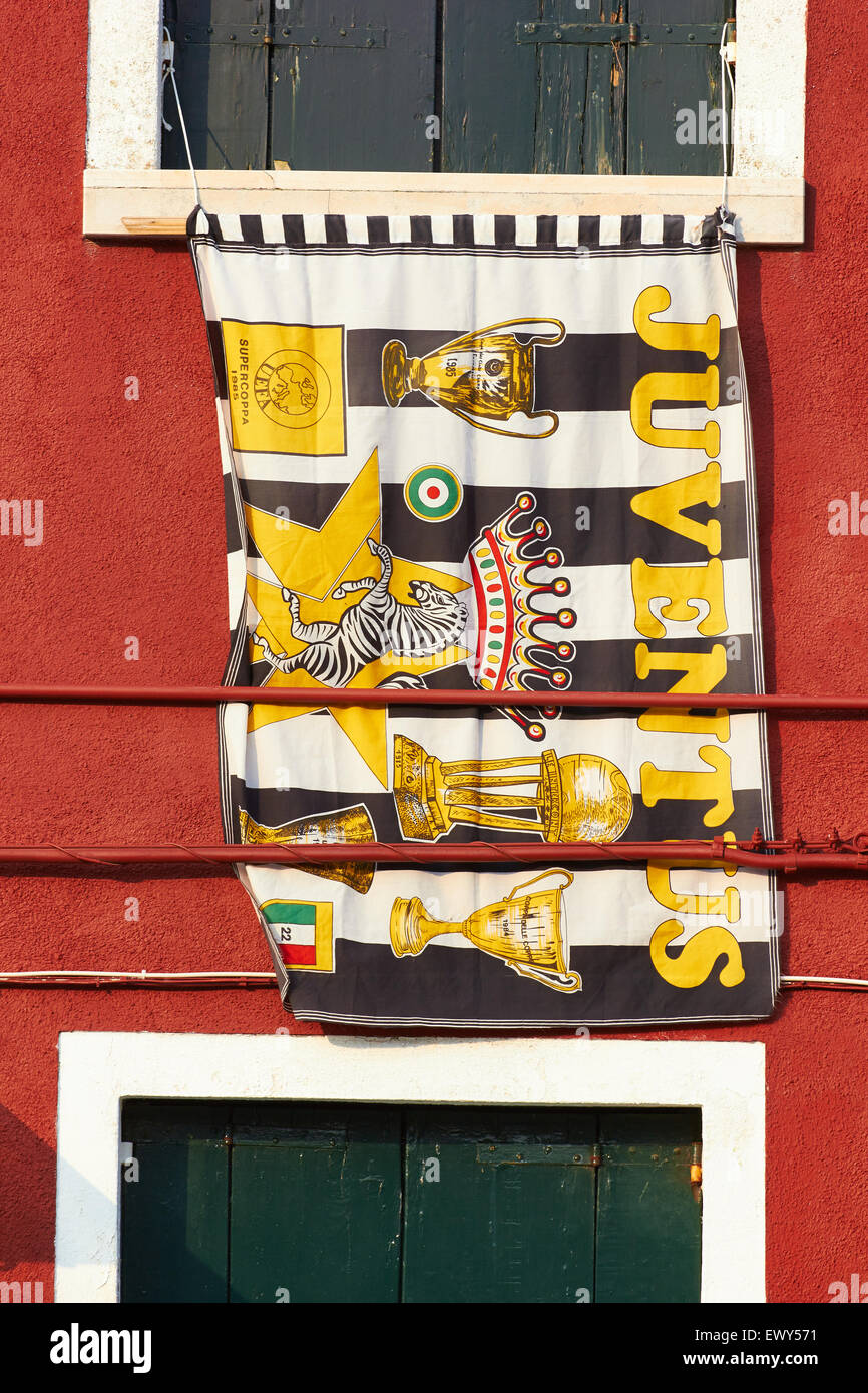 Juventus Football Club Flagge auf vor dem Haus Burano venezianischen Lagune Veneto Italien Europa Stockfoto