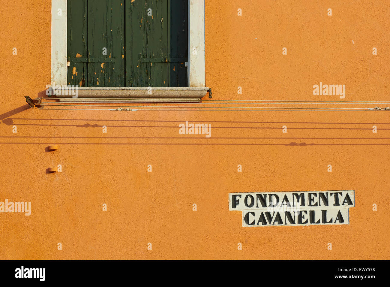 Straße Zeichen und Wäscheleine auf Orange Wand Burano venezianischen Lagune Veneto Italien Europa Stockfoto