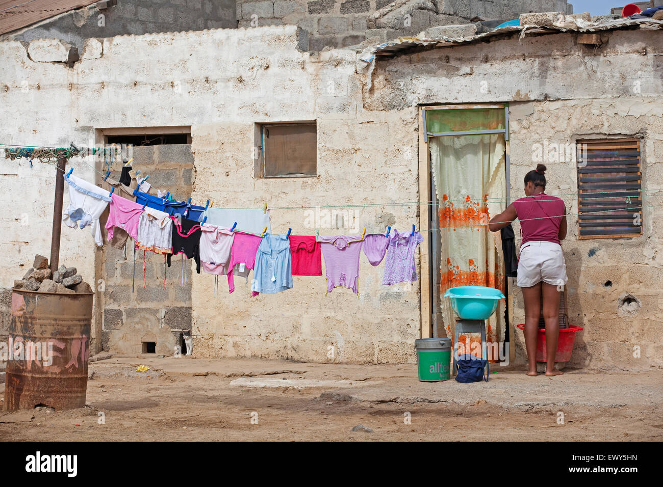 Kreolische Frau Wäsche zu Hause im Dorf Palmeira auf der Insel Sal, Kap Verde / Cabo Verde, Westafrika Stockfoto