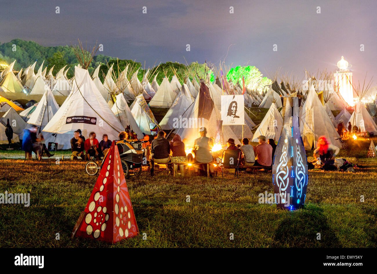 Tipi-Lager bei Nacht Glastonbury Festival UK Stockfoto