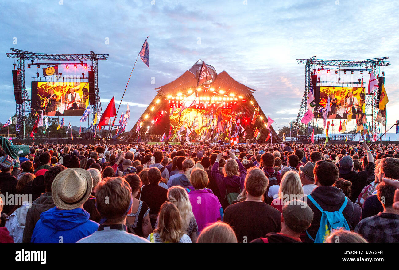 Den, wer spielt auf der Bühne der Pyramide bei Nacht Glastonbury Festival UK Stockfoto
