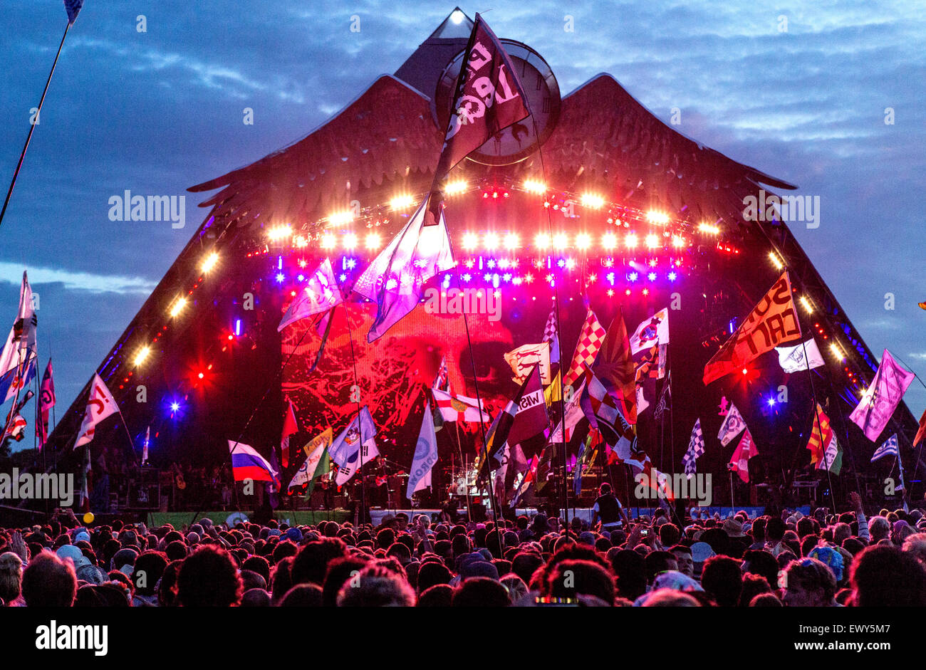 Den, wer spielt auf der Bühne der Pyramide bei Nacht Glastonbury Festival UK Stockfoto