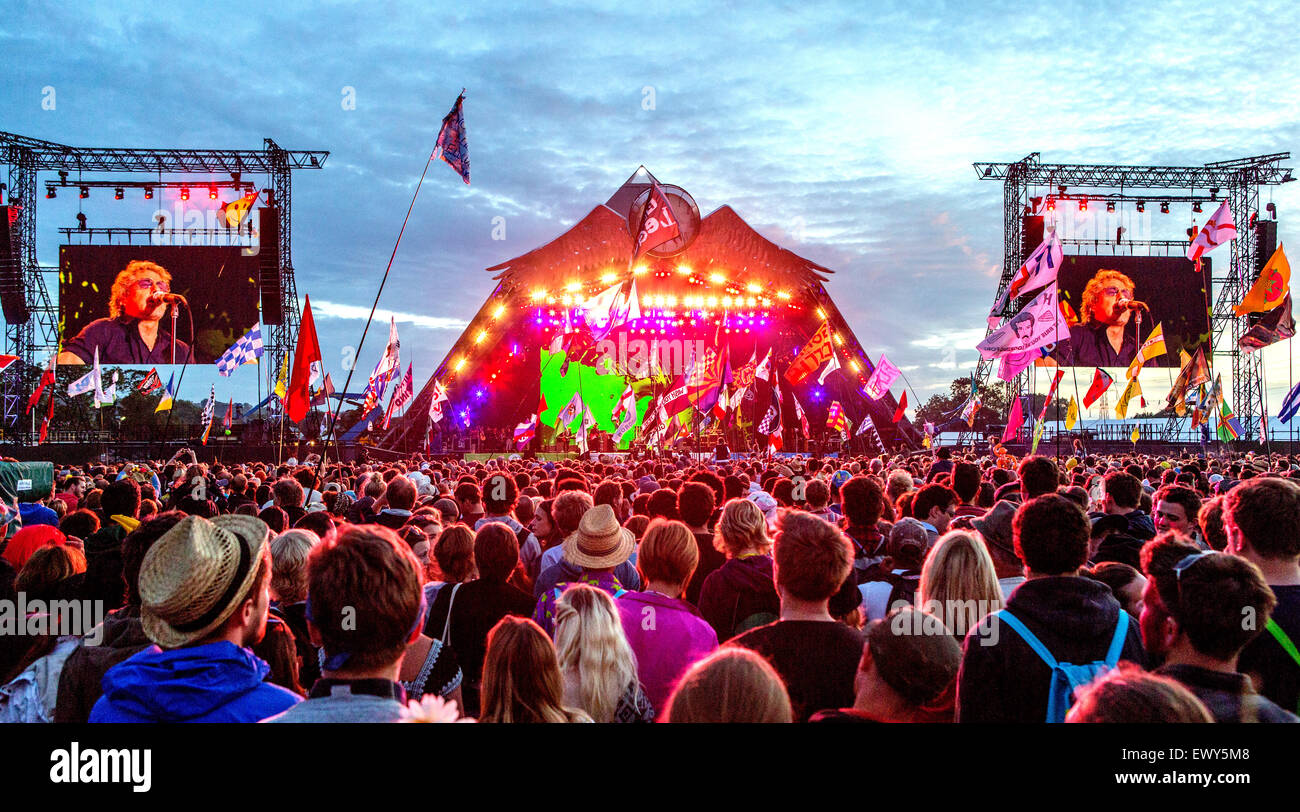 Den, wer spielt auf der Bühne der Pyramide bei Nacht Glastonbury Festival UK Stockfoto