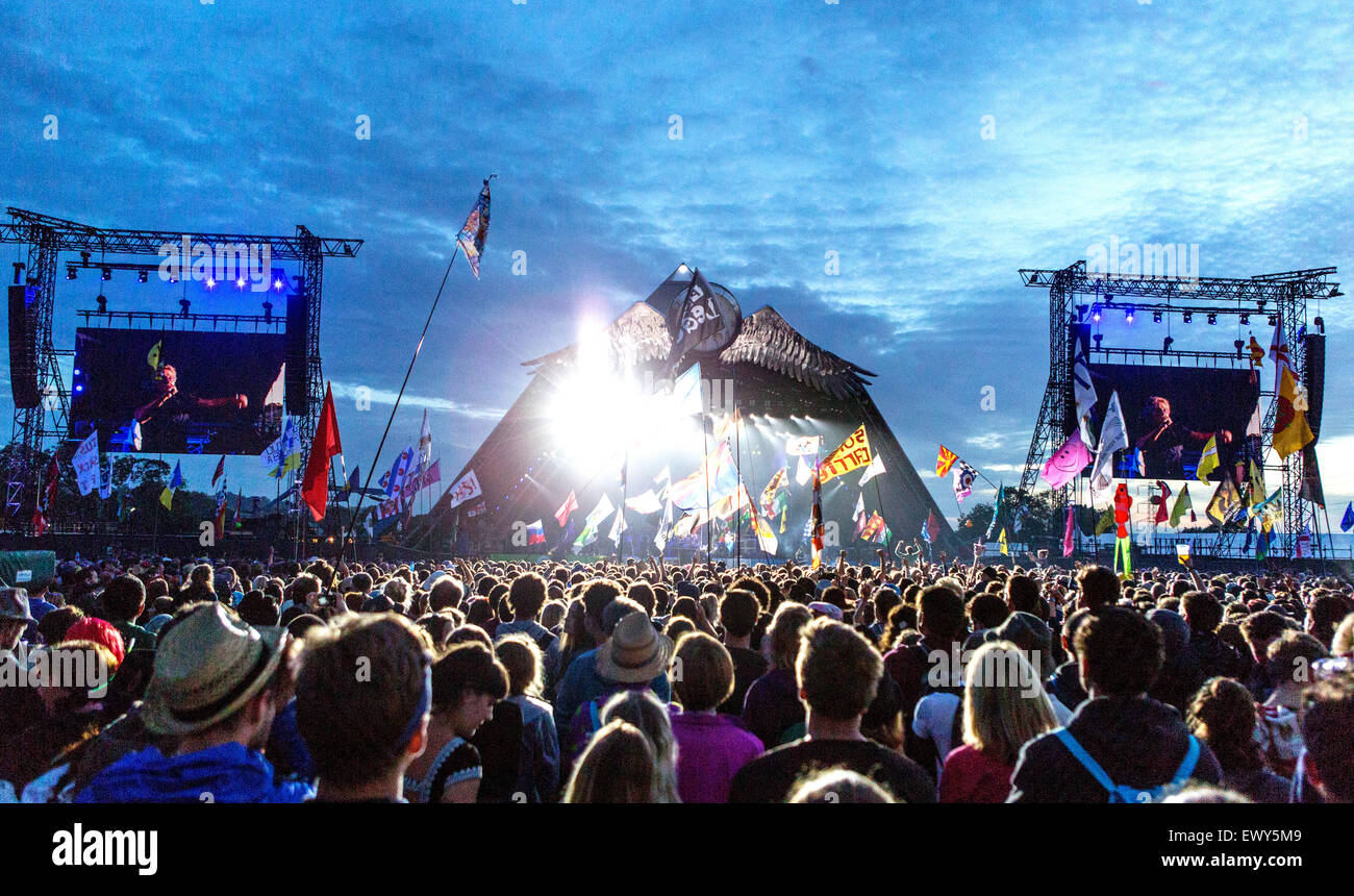 Den, wer spielt auf der Bühne der Pyramide bei Nacht Glastonbury Festival UK Stockfoto
