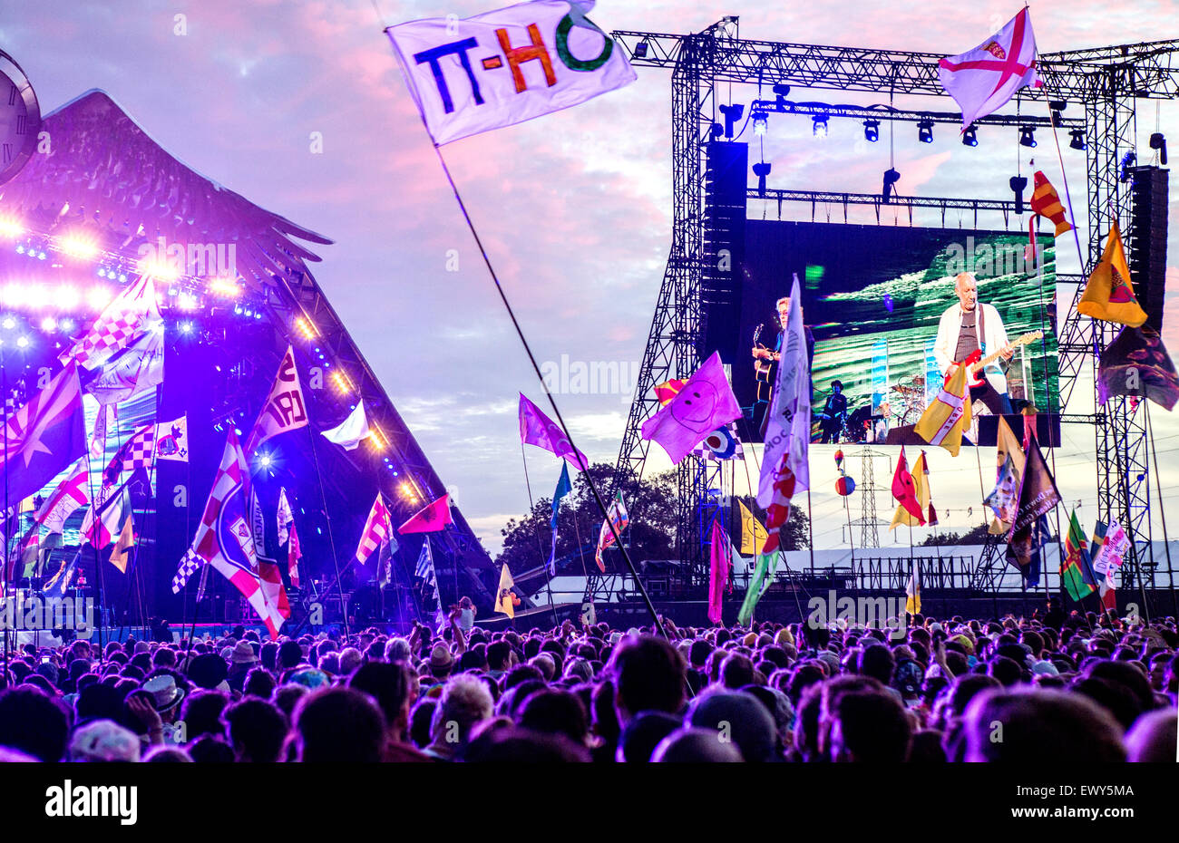 Den, wer spielt auf der Bühne der Pyramide bei Nacht Glastonbury Festival UK Stockfoto