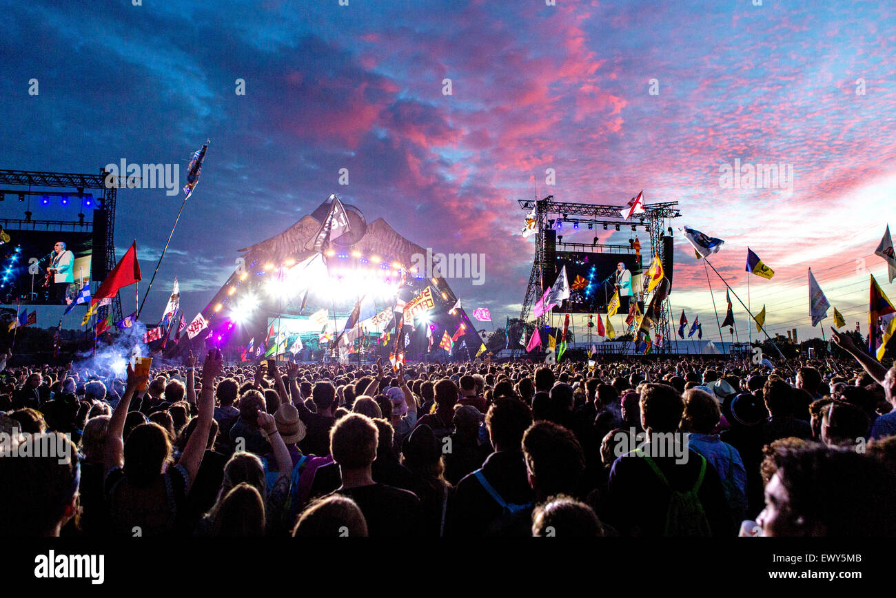 Den, wer spielt auf der Bühne der Pyramide bei Nacht Glastonbury Festival UK Stockfoto