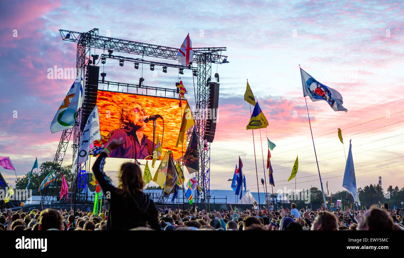 Den, wer spielt auf der Bühne der Pyramide bei Nacht Glastonbury Festival UK Stockfoto