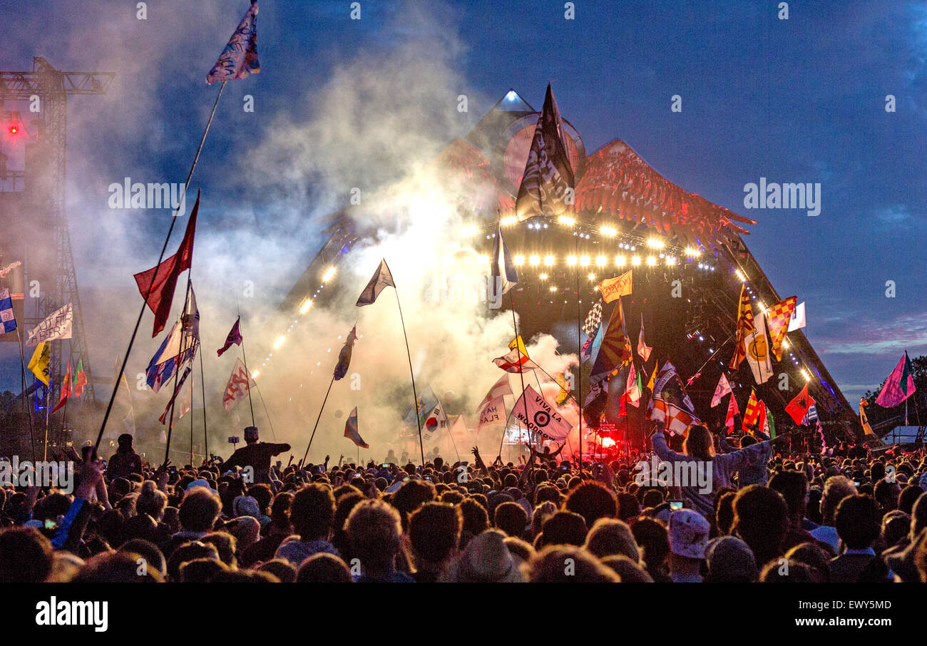 Den, wer spielt auf der Bühne der Pyramide bei Nacht Glastonbury Festival UK Stockfoto
