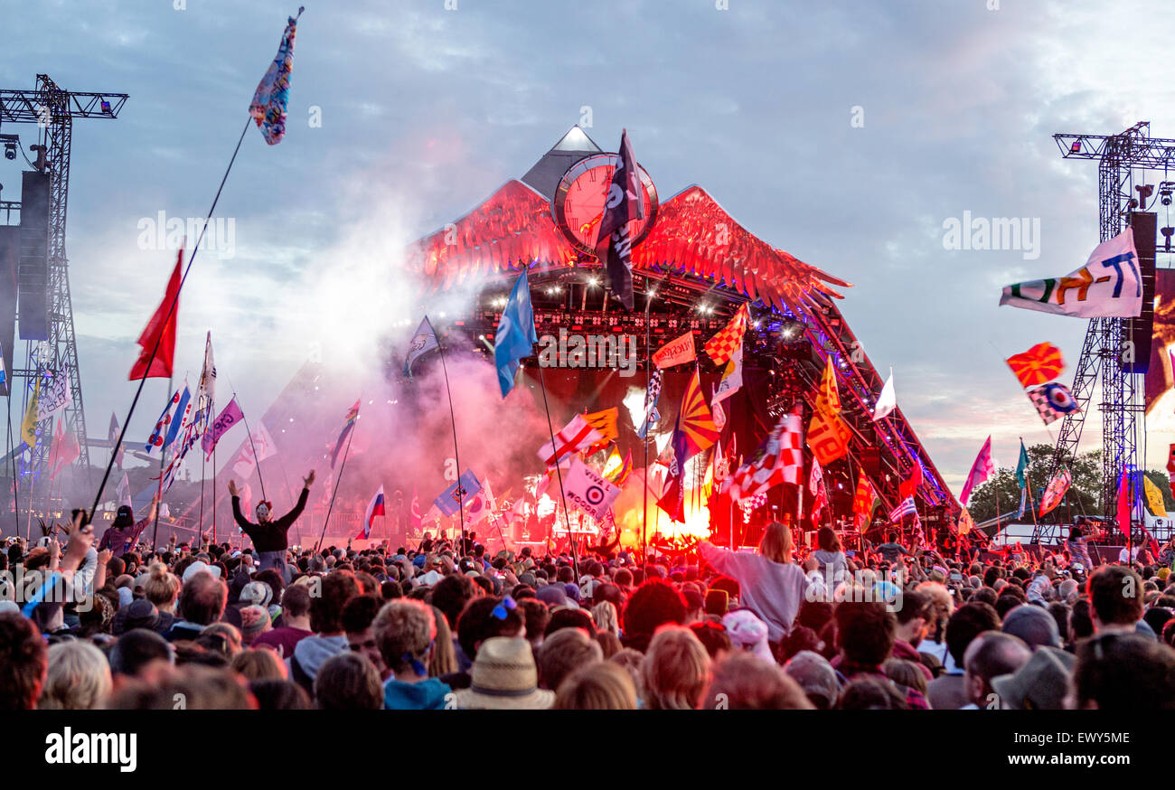Den, wer spielt auf der Bühne der Pyramide bei Nacht Glastonbury Festival UK Stockfoto