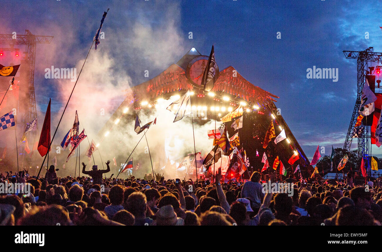 Den, wer spielt auf der Bühne der Pyramide bei Nacht Glastonbury Festival UK Stockfoto