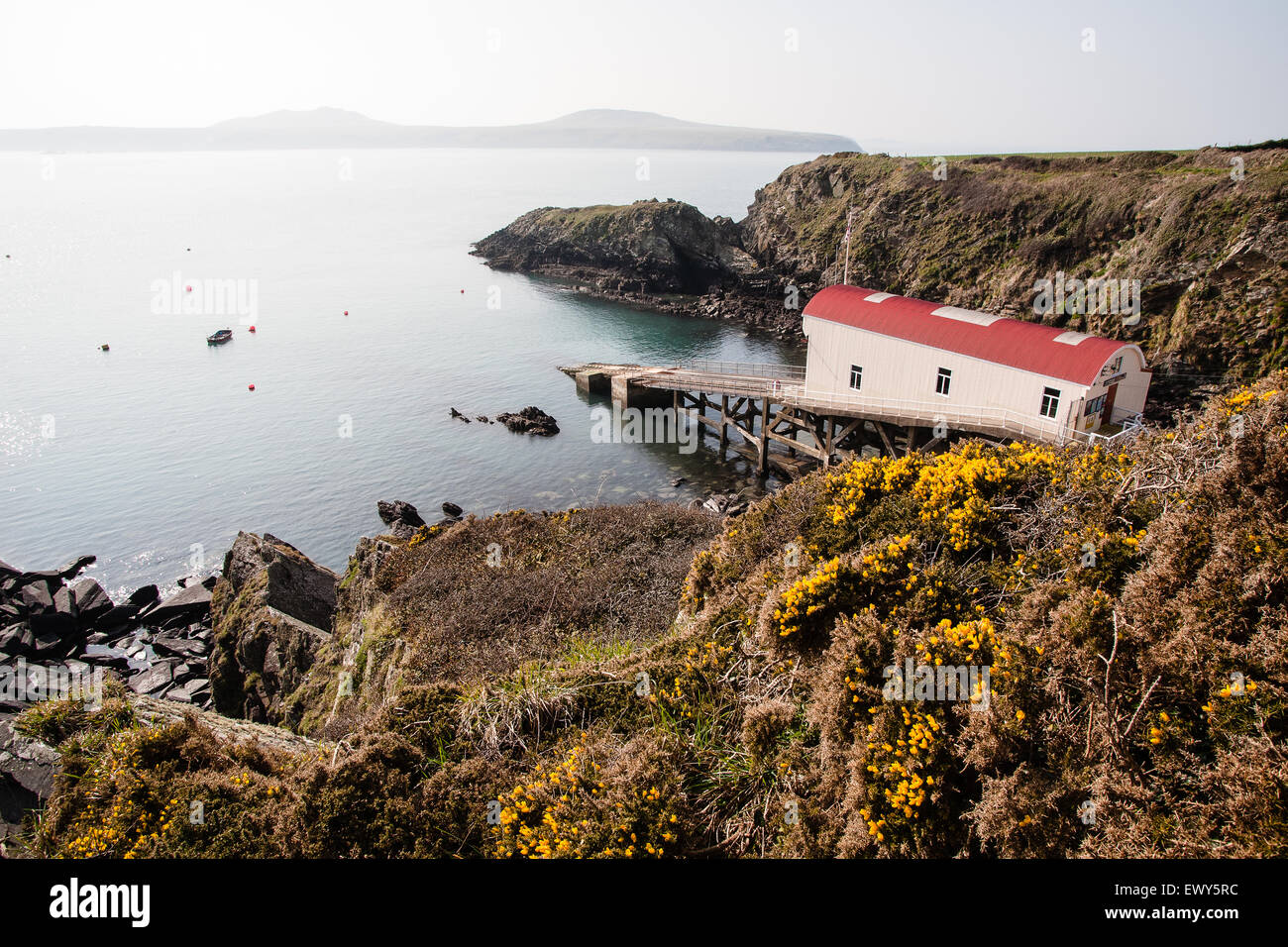 St Justinians Lifeboat Station mit Ramsey Island in Ferne auf Pembrokeshire Coast Path mit Ramsey Island im Hintergrund. Mar Stockfoto