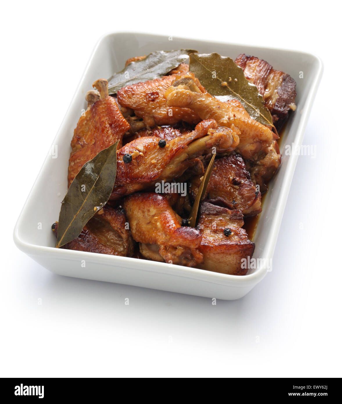 Huhn und Schweinefleisch Adobo, filipino Nahrung isoliert auf weißem ...