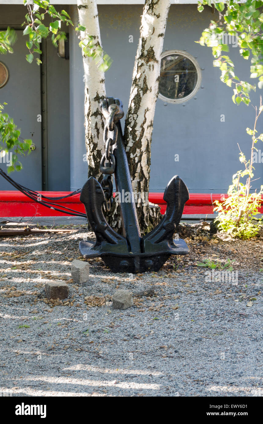 einen großen schwarzen Anker stehen, um den Baum Stockfotografie - Alamy