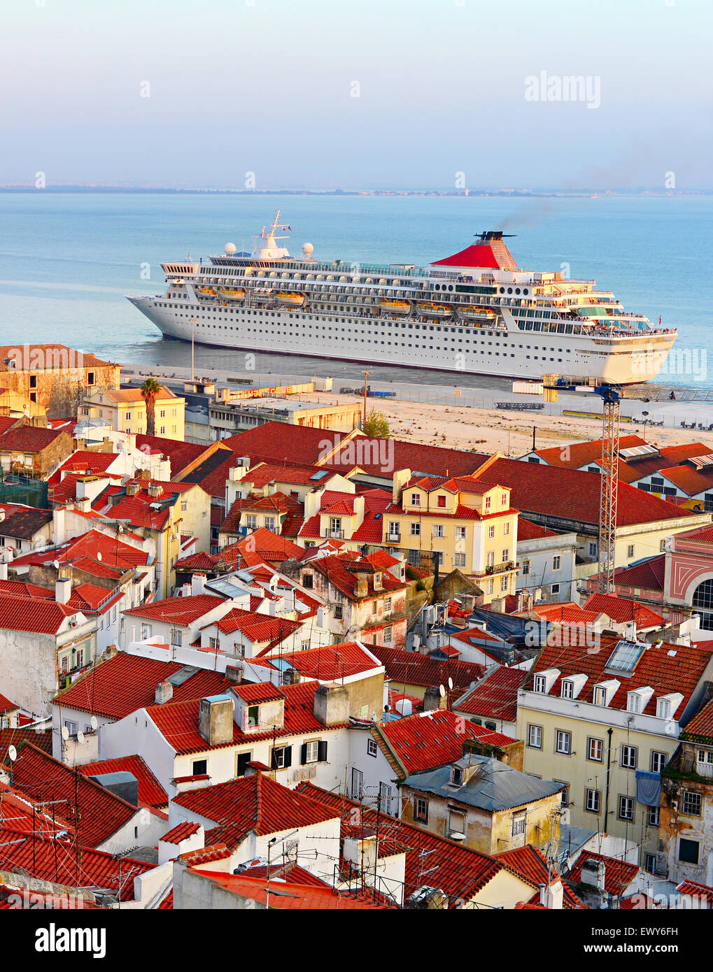 Kreuzfahrtschiff im Hafen von Lissabon und traditionellen roten Dächer von Alfama Viertel. Portugal Stockfoto