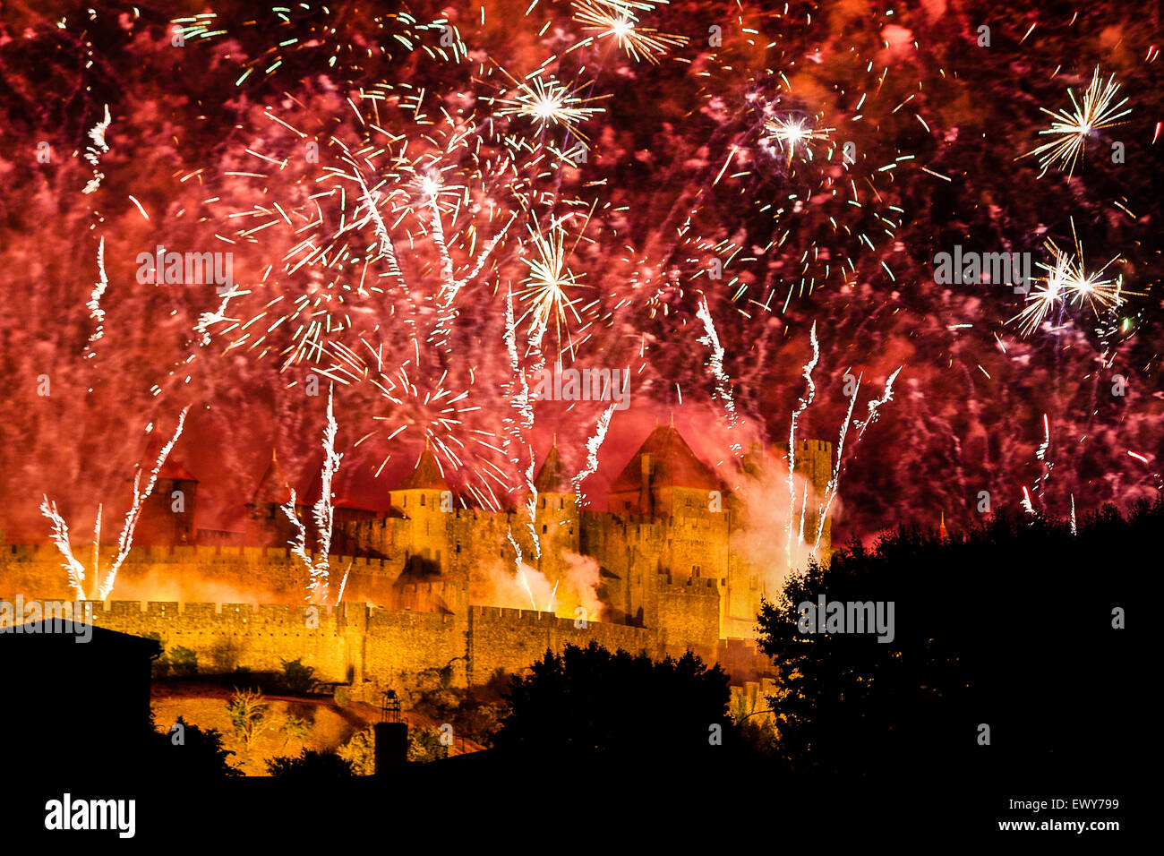 Burg Festung Burgwall Sicht in der Nacht während der 14. Juli Nationalfeiertag Feuerwerk in Carcassonne, einer schönen Festungsstadt in Südfrankreich Aude Languedoc-Rousillion,-Abteilung. Frankreichs größte Feuerwerk erleuchten den mittelalterlichen Zinnen und ziehen Hunderttausende von Besuchern. Stockfoto