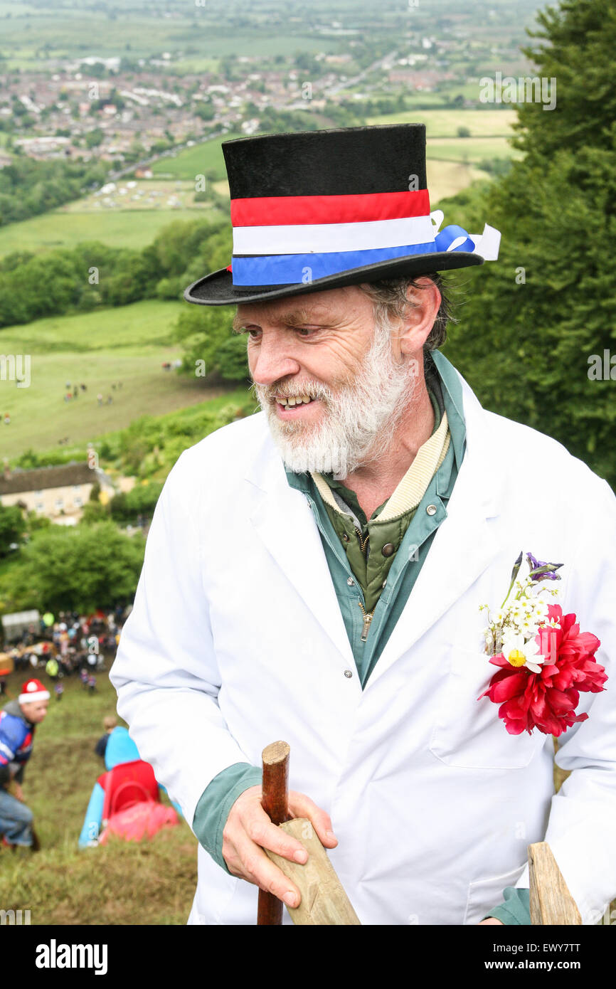 Master Of Ceremonies. Er befiehlt die Vorspeisen und rollt den Käse. Käse-Rollen bei Coopers Hill, Brockworth, Barnwall Stockfoto