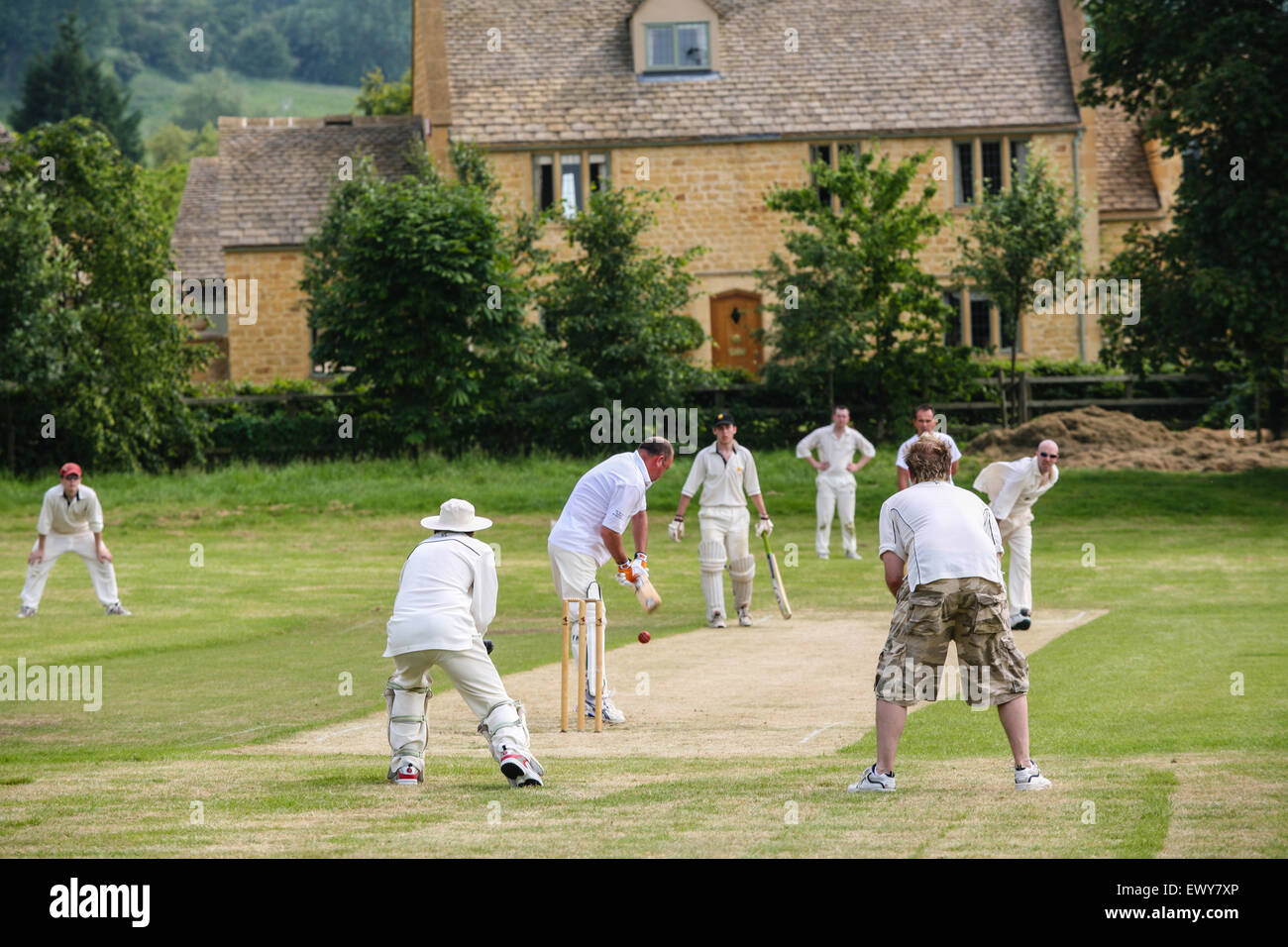 Cricket-Spiel im Dorf im St. Philips North Cricket Club, Stanton, Cotswolds, idyllische schöne Umgebung, Gloucestershire, England, Englisch, Großbritannien. Stockfoto