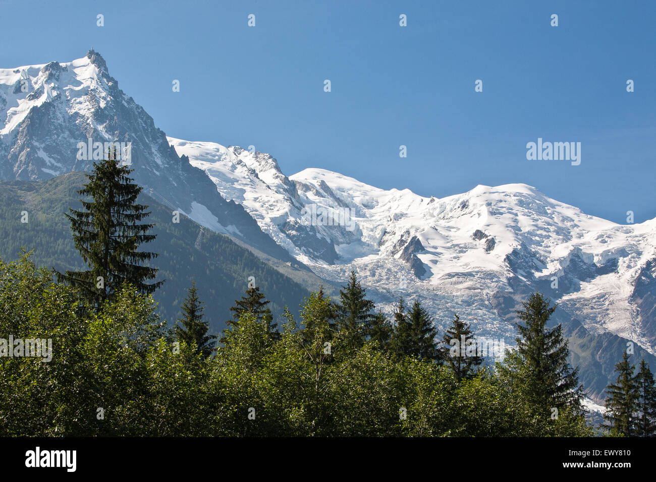 Über dem Tal von Chamonix-Mont-Blanc, Frankreich. Mont Blanc-Massivs Bergkette mit Aiguille du Midi 3.777 m eines der Zwe Stockfoto