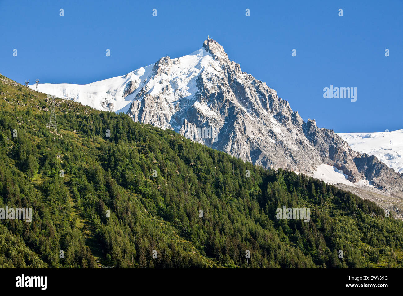 Über dem Tal von Chamonix-Mont-Blanc, Frankreich. Mont Blanc-Massivs reichen Berg im Hintergrund, mit Aiguille du Midi 3.777 m auf Stockfoto