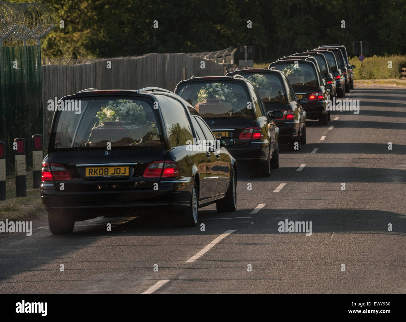 RAF Brize Norton, Oxfordshire, Vereinigtes Königreich. 2. Juli 2015. Der zweite Satz von Särge der Opfer des Massakers am Strand in der tunesischen Ferienort Sousse, Tunesien auf Freitag, 26. Juni 2015 fährt vom RAF Brize Norton für London Credit geleitet: Credit: Desmond Brambley/Alamy Live News Stockfoto