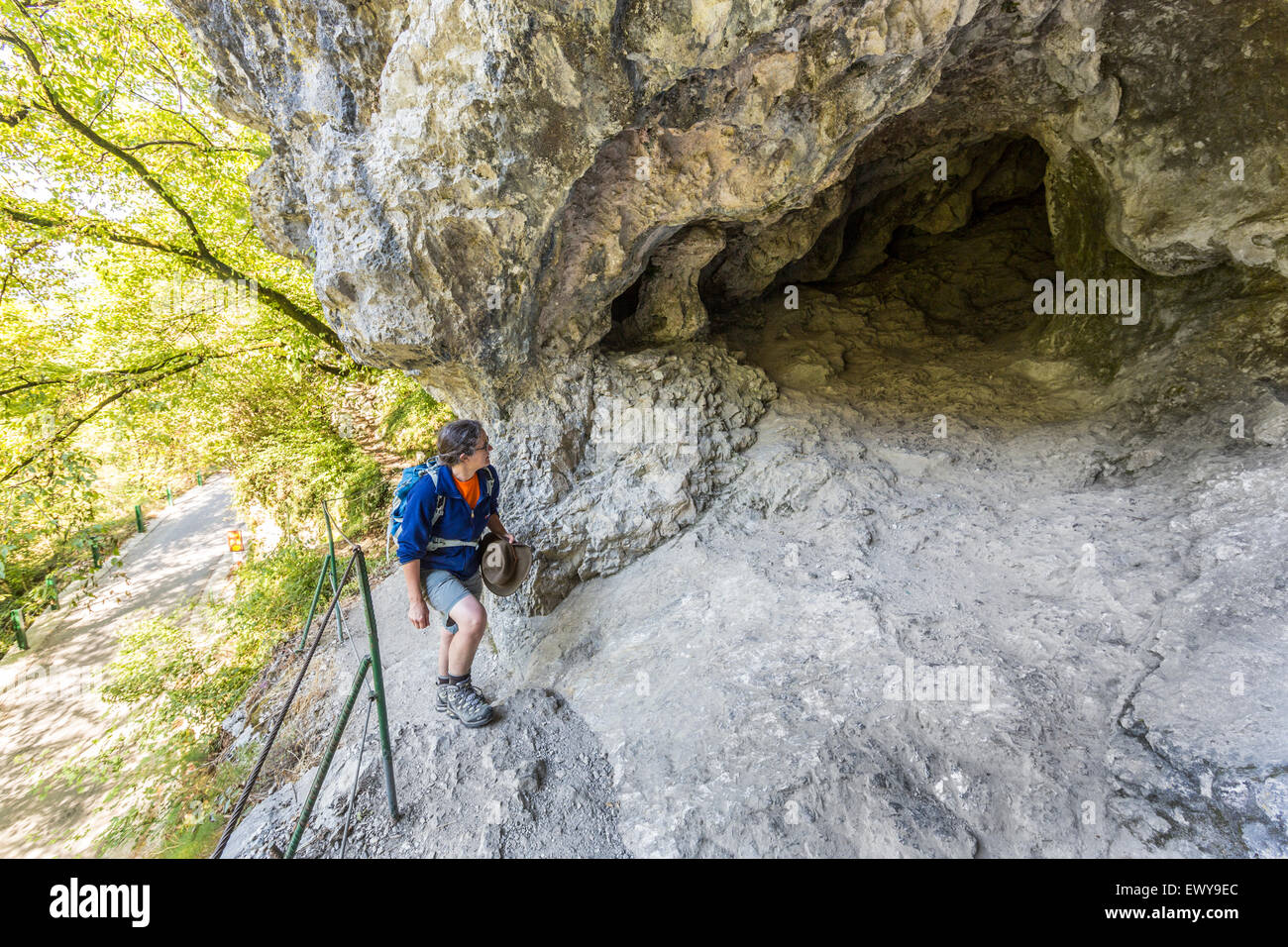 Frau Besucher am Eingang zu Dantes Höhle, Dantejeva Jama, Schlucht Tolmin, Slowenien Stockfoto