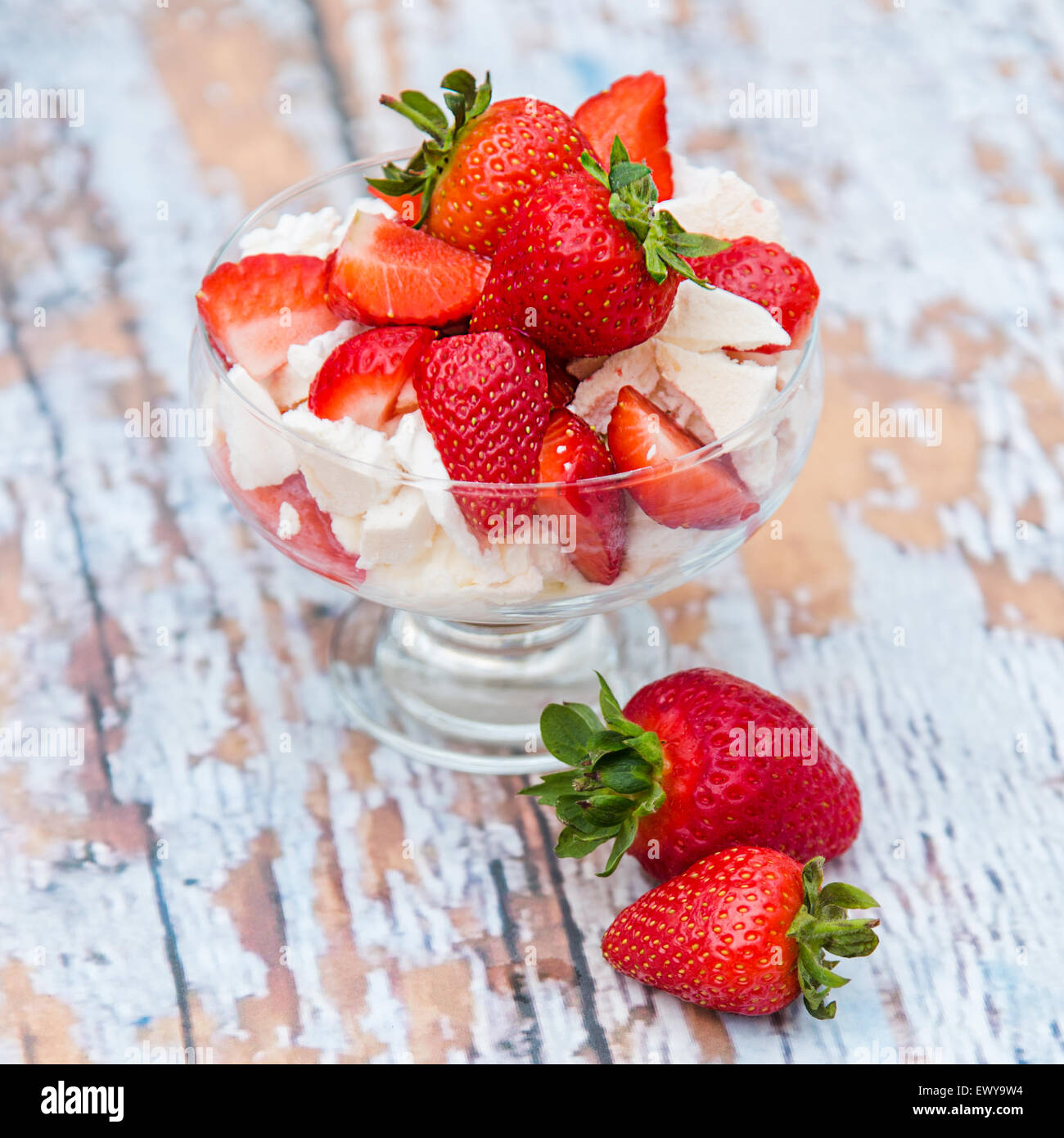 Eton Mess, Dessert, Erdbeere, Sahne, glutenfrei, frei, Molkerei frei Sahne, Schlagsahne, Stockfoto