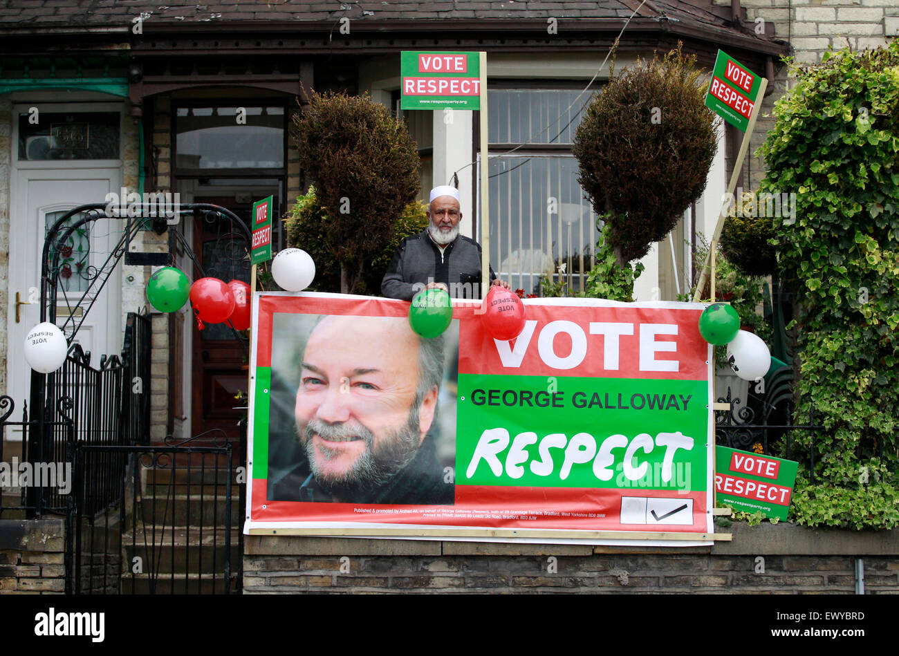 Respekt Party Unterstützer, Herr Faqir-Ur-Rahman Whetley Hill, Bradford, mit einem George Galloway-Banner vor seinem Haus. Stockfoto