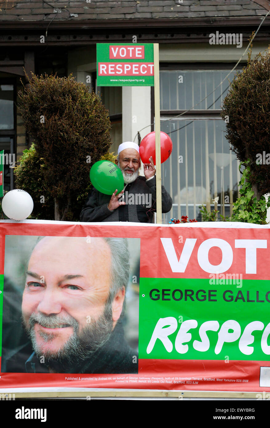 Respekt Party Unterstützer, Herr Faqir-Ur-Rahman Whetley Hill, Bradford, mit einem George Galloway-Banner vor seinem Haus. Stockfoto