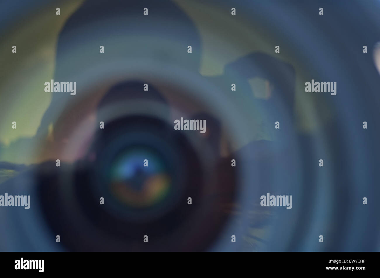 Ziel / Objektiv mit Landschaft und Fotograf Hand Reflexionen Stockfoto