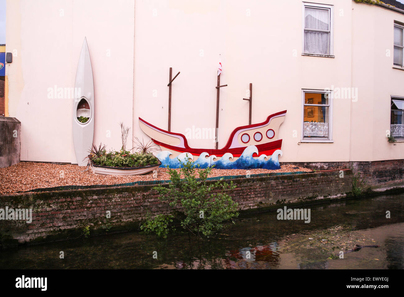 Garten-Funktion auf einem nautischen Thema in diesem Hotel im Zentrum von Salisbury, Wiltshire, England, Europa. Das Schiff war ein gebrauchtes Stockfoto