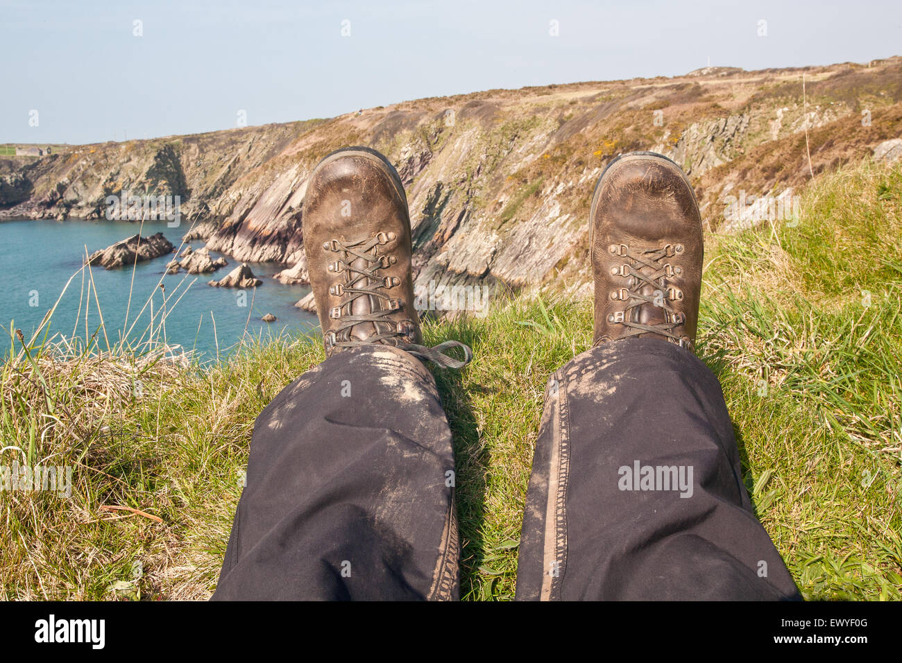 Foto von Pembrokeshire Coast Path südlich von St Justinians Rettungsstation, Südwesten von Wales. März. Modell rele Stockfoto