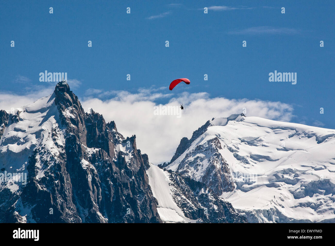 Gleitschirm über dem Tal von Chamonix-Mont-Blanc, Frankreich. Mont Blanc-Massivs Bereich Berg im Hintergrund, mit Aiguille du Midi 3.777 m eines der höchsten Seilbahn Reiseziele der Welt. Stockfoto
