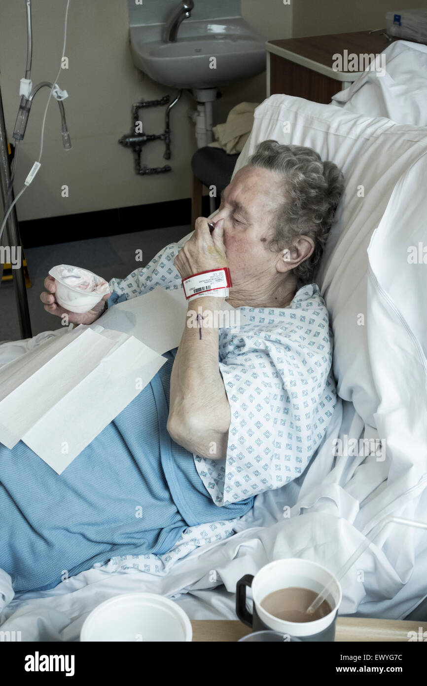 Ältere Dame in ihre neunziger Jahre im Bett auf NHS Krankenstation. England. UK Stockfoto