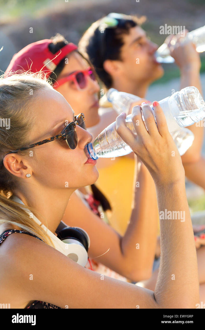 Outdoor-Porträt der Gruppe von Freunden Trinkwasser im Park. Stockfoto