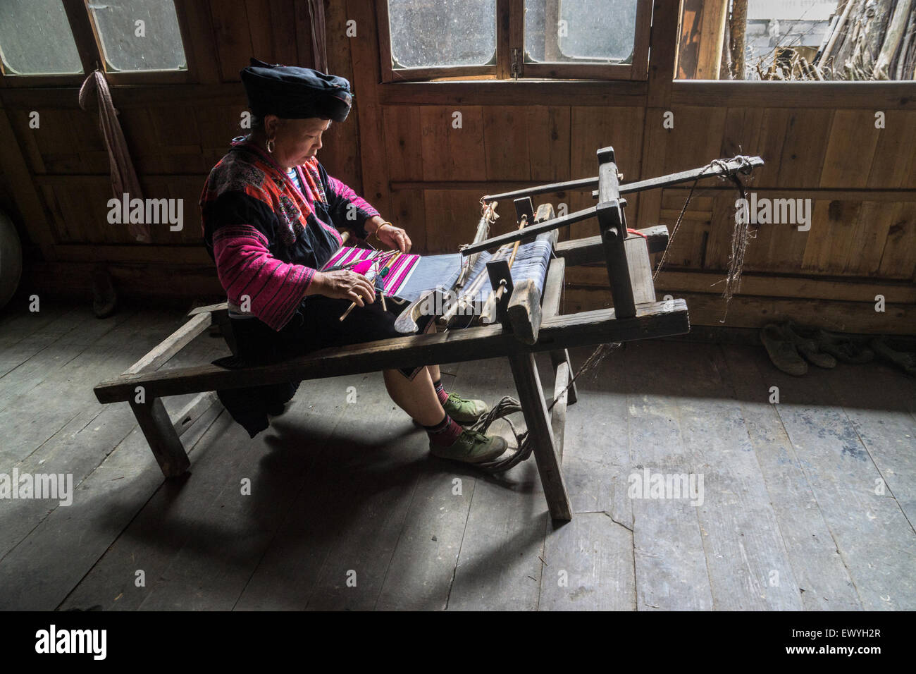 Chinesische Frau weben Stoff, Guilin, China Stockfoto