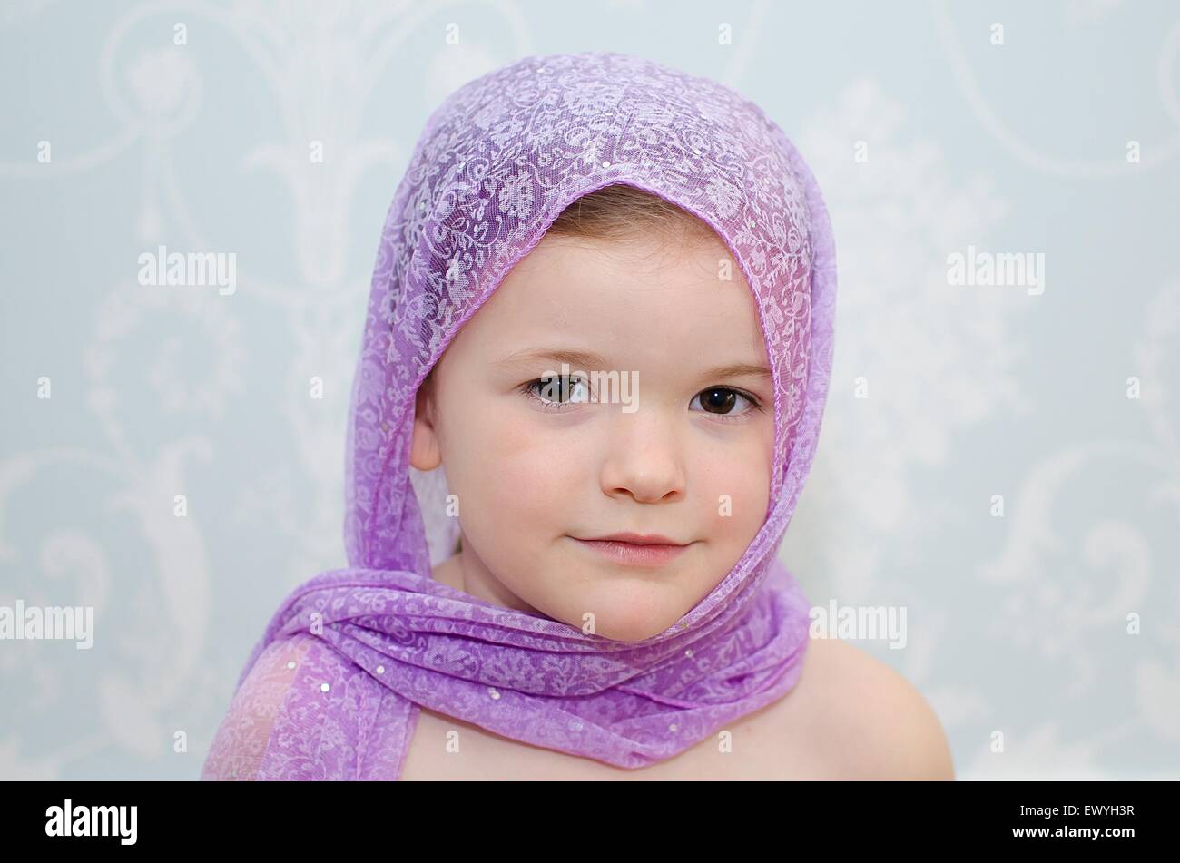 Porträt eines Mädchens mit lila Kopftuch Stockfoto