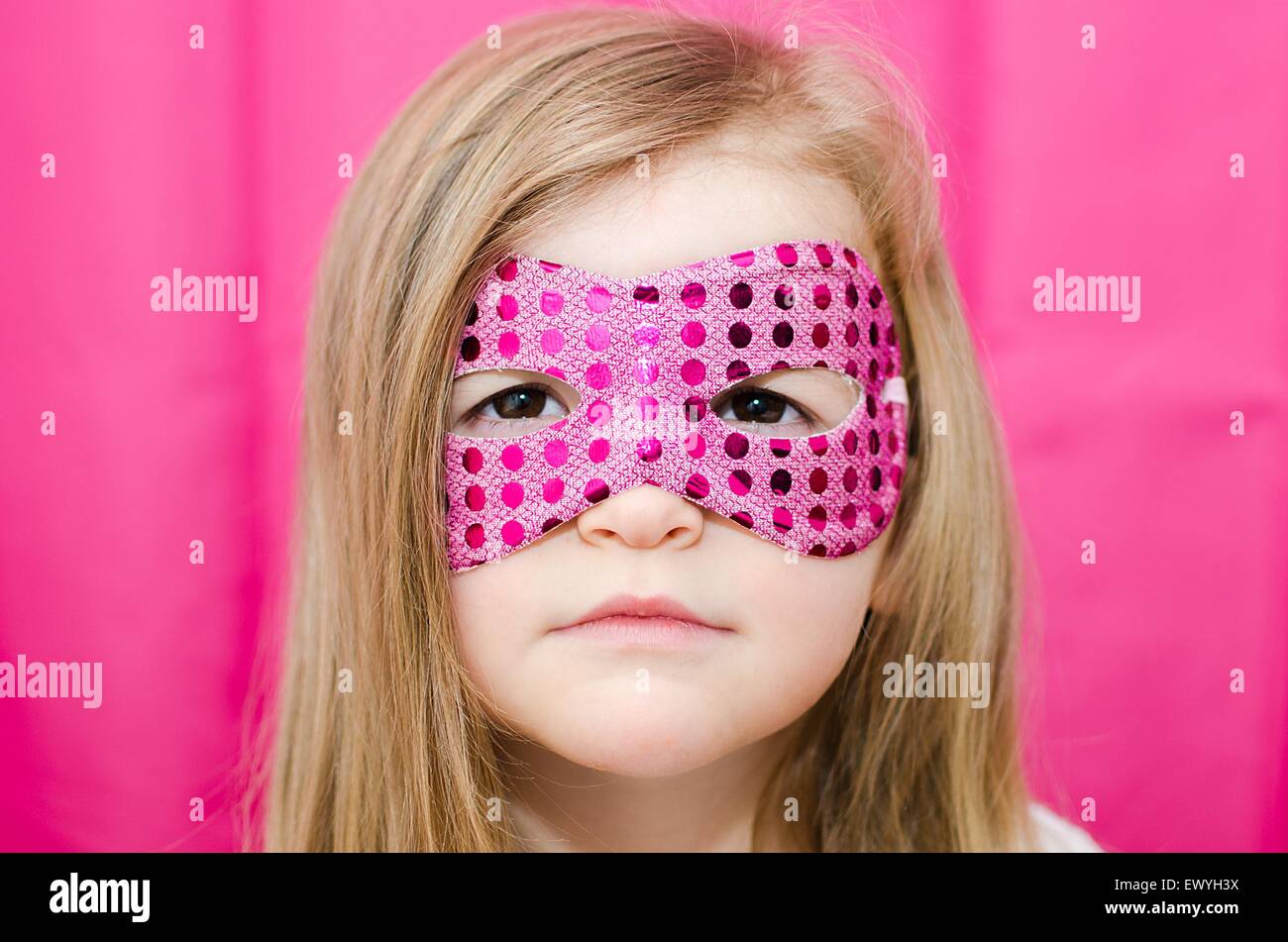 Porträt eines Mädchens mit einem Superhelden Maske Stockfoto