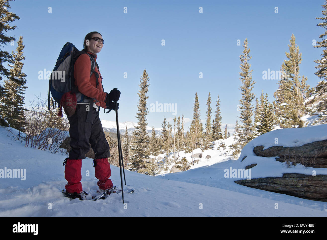 Frau Schneeschuhwandern in den Rocky Mountains, Colorado, USA Stockfoto