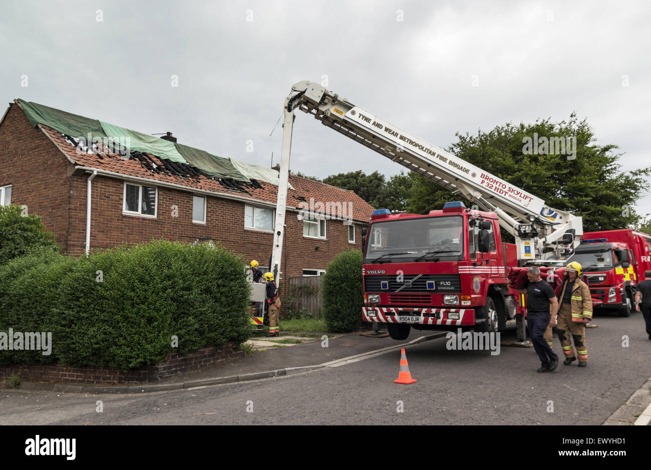 Feuerwehrleute besuchen eine inländische Haus verwüstet durch einen direkten Blitzschlag am 1. Juli 2015 Stockfoto