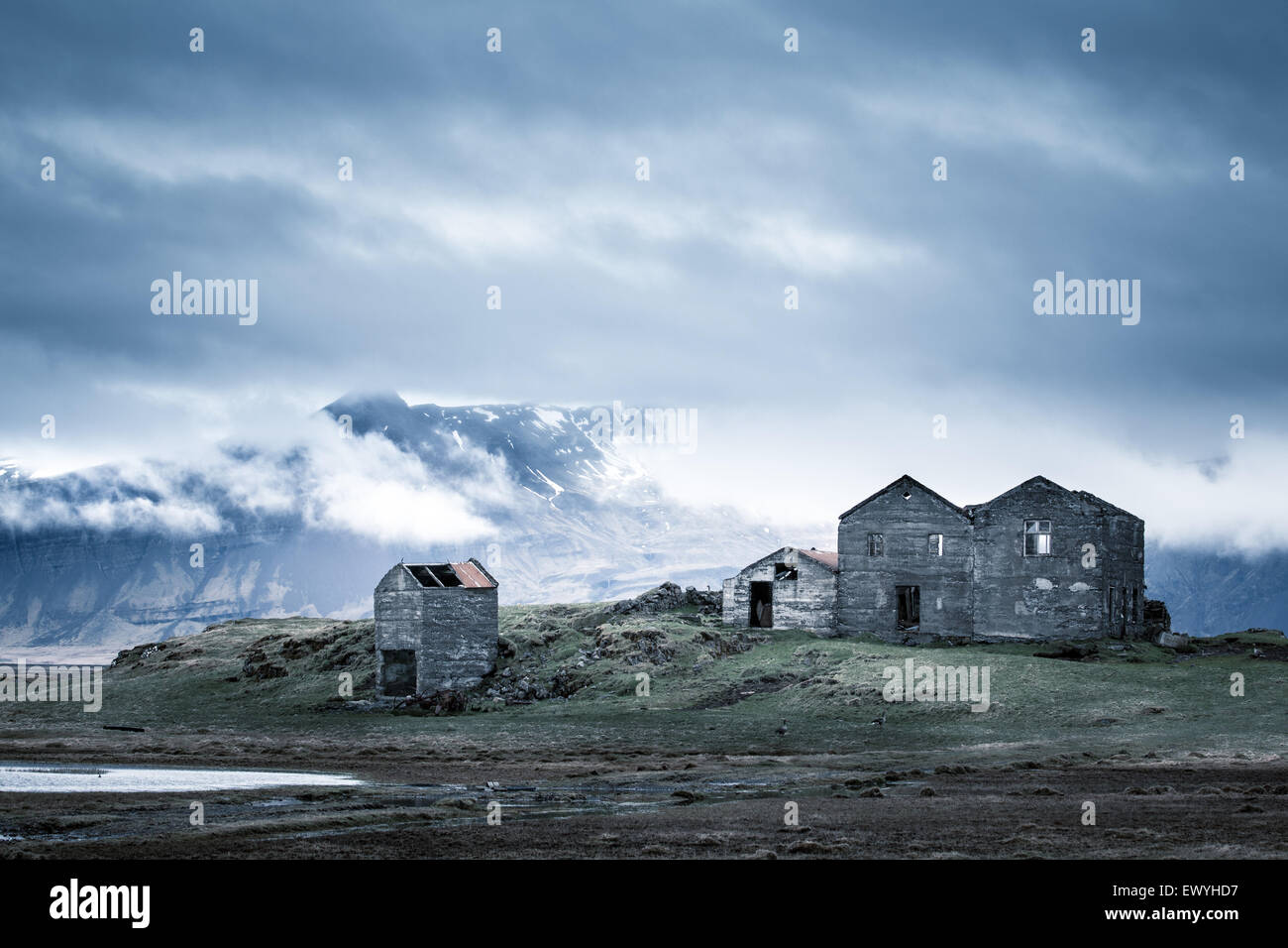 Ruinen von einem verlassenen Bauernhaus am Fuße eines Berges, Island Stockfoto