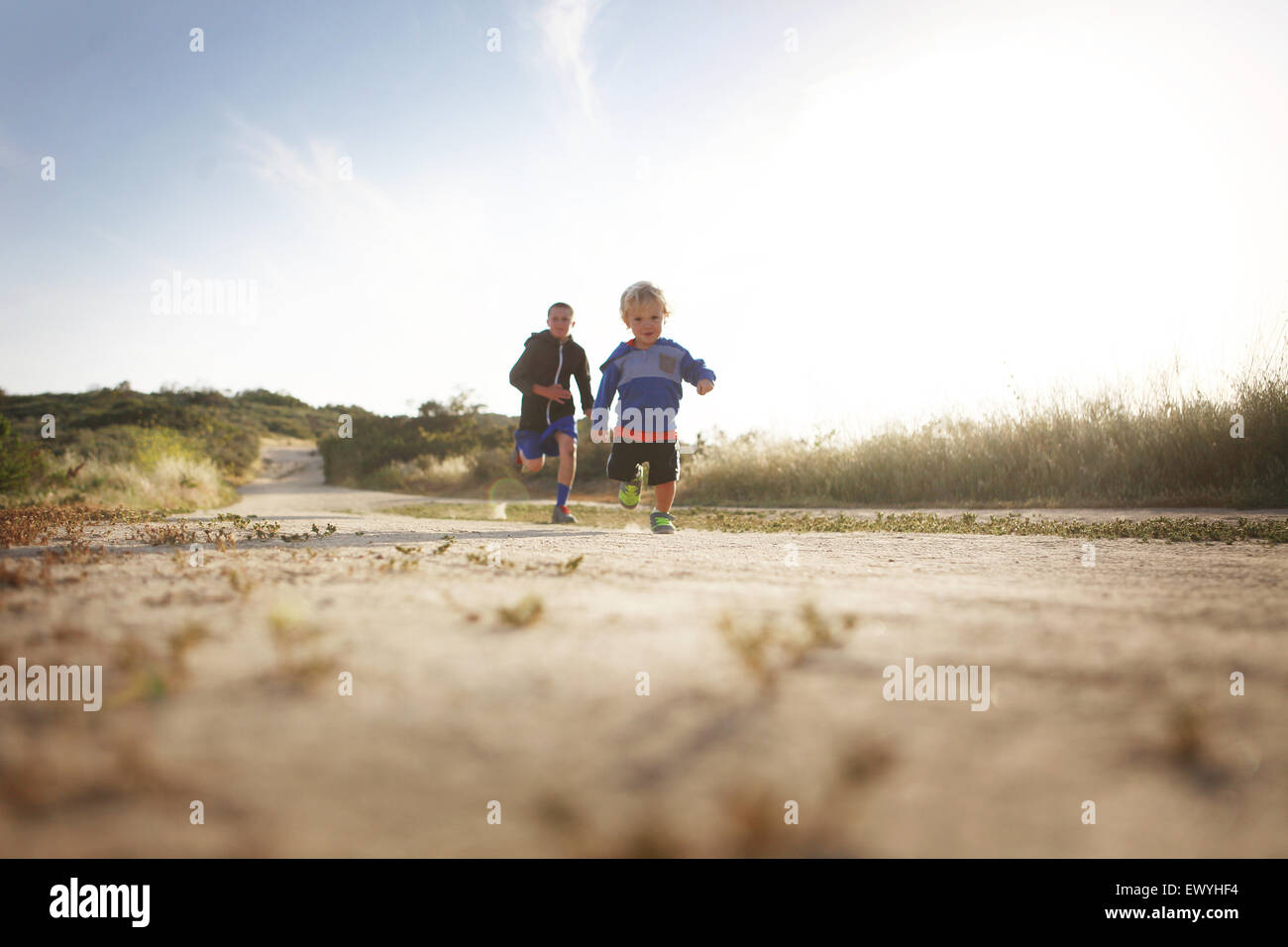 Niedrigen Winkel Ansicht von zwei jungen, die im Land laufen Stockfoto