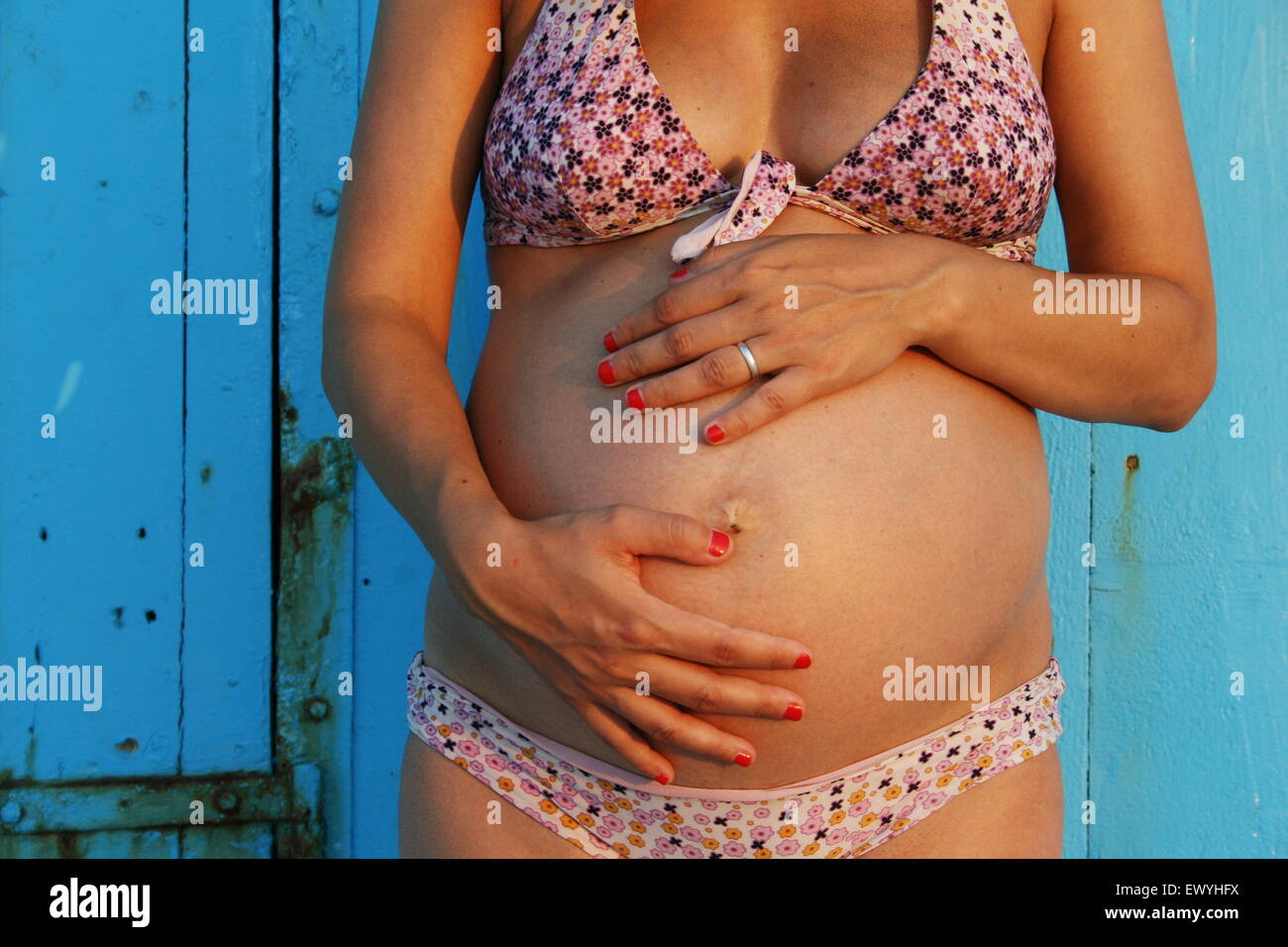 Schwangere Frau wiegt ihr Magen Stockfoto