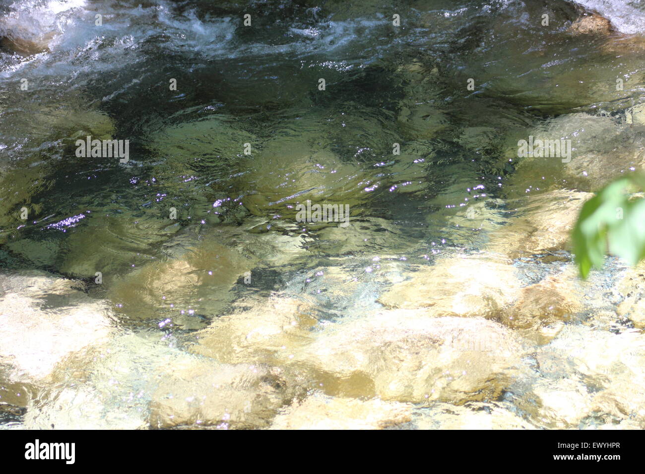 Lear Wasserstrom untergetauchten Felsen idealer Hintergrund oder Tapeten zu überfahren. Stream von einem Gebirgsbach so ruhig läuft ein Stockfoto