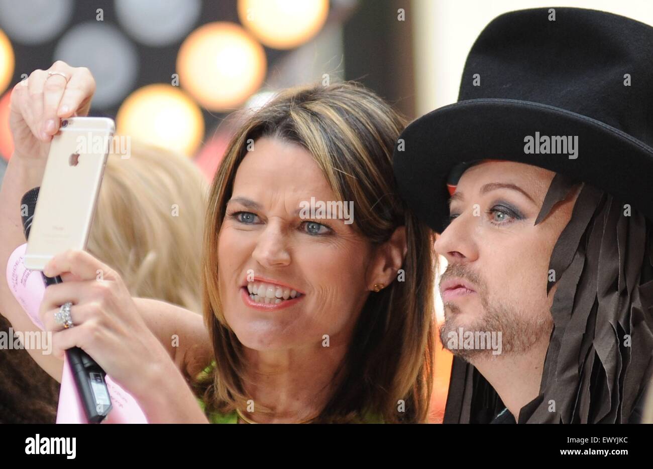 New York, NY, USA. 2. Juli 2015. Savanne Guthrie, Boy George auf der Bühne für NBC heute zeigen Konzert mit Boy George, Rockefeller Plaza, New York, NY 2. Juli 2015. Bildnachweis: Kristin Callahan/Everett Collection/Alamy Live-Nachrichten Stockfoto